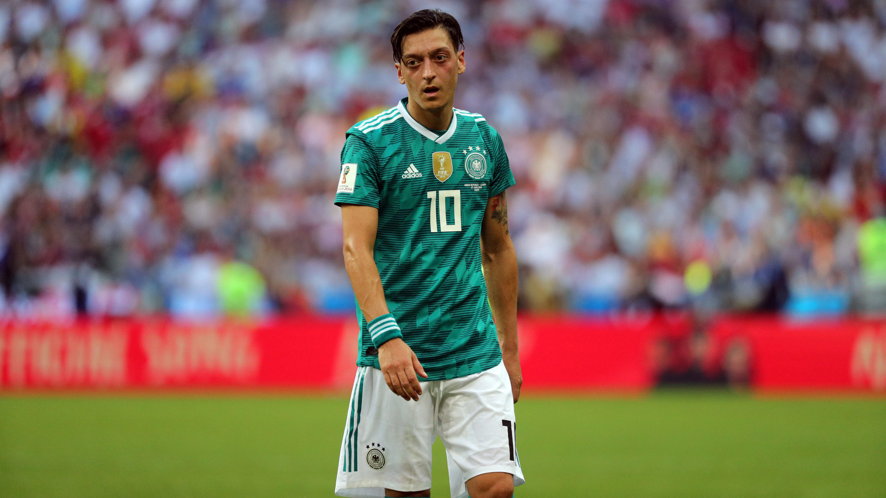 DFB-Präsident legt nach: Diskussionen um Nationalspieler Mesut Özil gehen weiter ARCHIV - 27.06.2018, Russland, Kasan: Fußball: WM, Vorrunde, Gruppe F, 3. Spieltag: Südkorea - Deutschland in der Kasan-Arena. Mesut Özil aus Deutschland steht auf dem Platz. Der Ruf nach radikalen Veränderungen und neuen Namen ist nach dem frühen Au