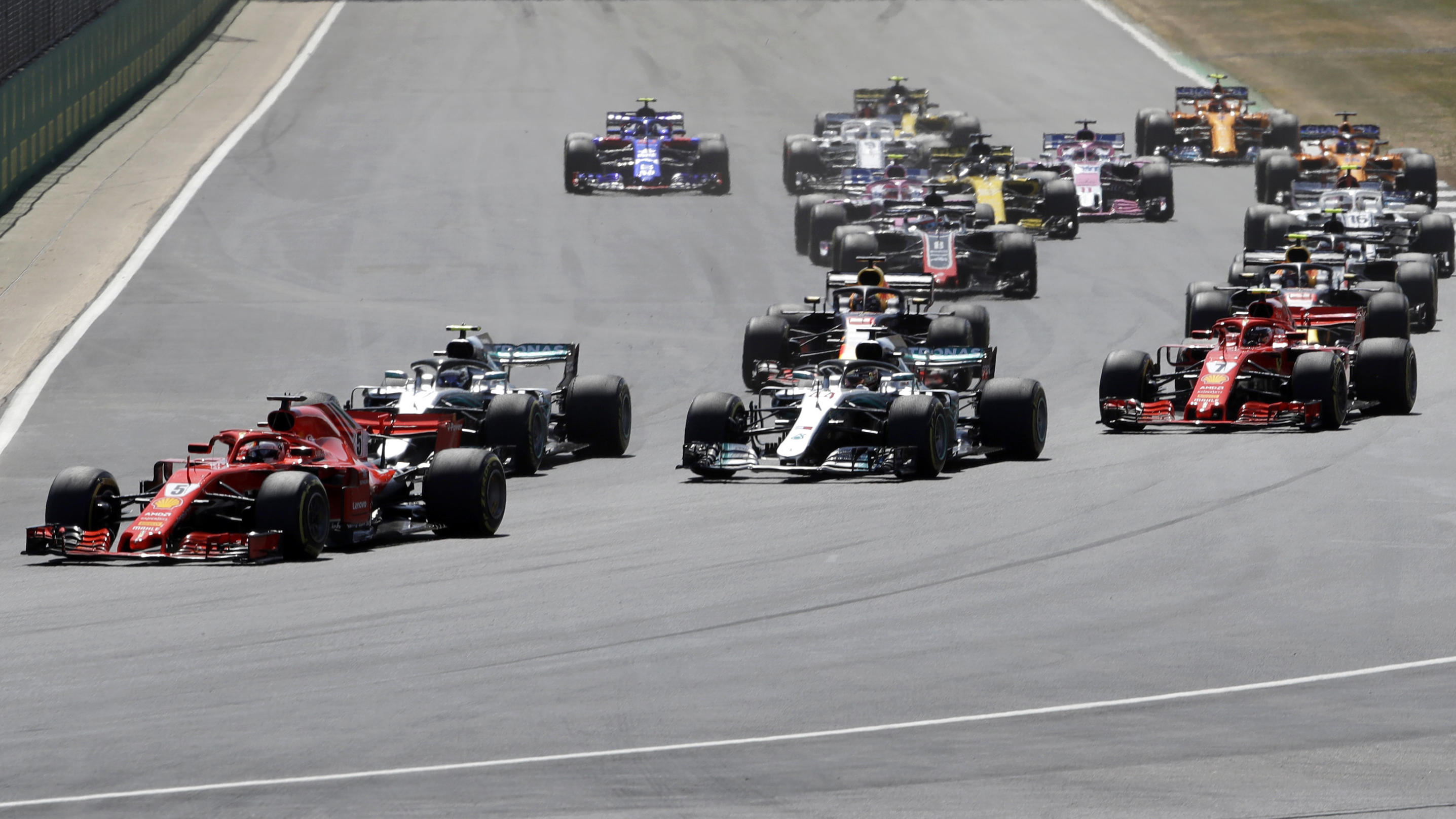 Formel 1: Sebastian Vettel siegt trotz Nackenverletzung beim Großbritannien-GP So ging's in die erste Kurve beim Großen Preis von Großbritannien in Silverstone: Sebastian Vettel vor Valtteri Bottas, Lewis Hamilton und Kimi Räikkönen