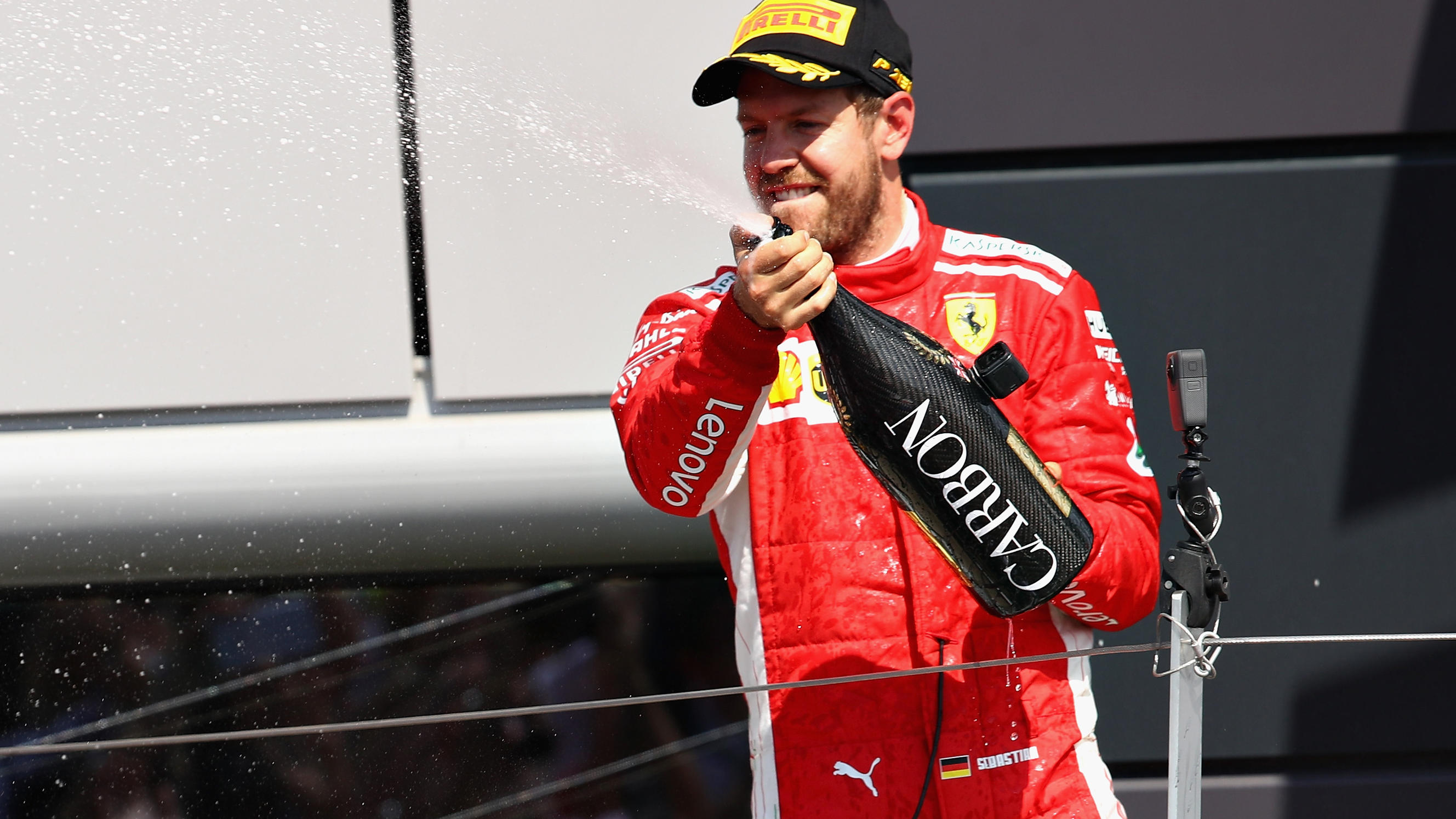 Sebastian Vettel rast mit viel Adrenalin zum Sieg Lief rund beim Großbritannien-GP: Sebastian Vettel in Feierlaune