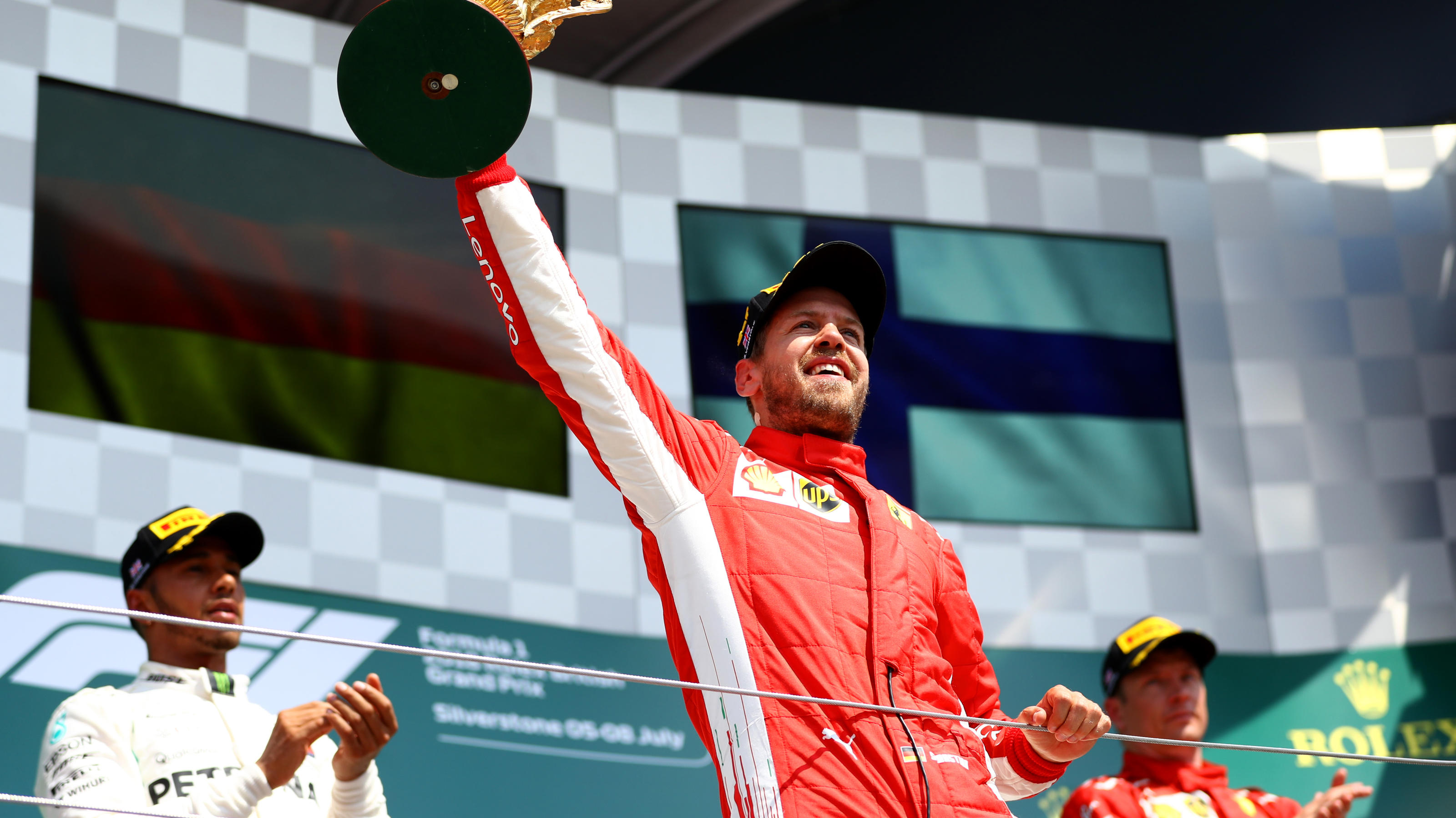 Silverstone sieht Rot: Sebastian Vettel beendet Silberserie und holt Ayrton Senna ein NORTHAMPTON, ENGLAND - JULY 08: Race winner Sebastian Vettel of Germany and Ferrari celebrates on the podium during the Formula One Grand Prix of Great Britain at Silverstone on July 8, 2018 in Northampton, England. (Photo by Dan Istitene/Getty Ima