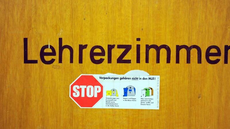 In den Sommerferien: Südwesten entlässt am meisten Lehrer Tür zum Lehrerzimmer
