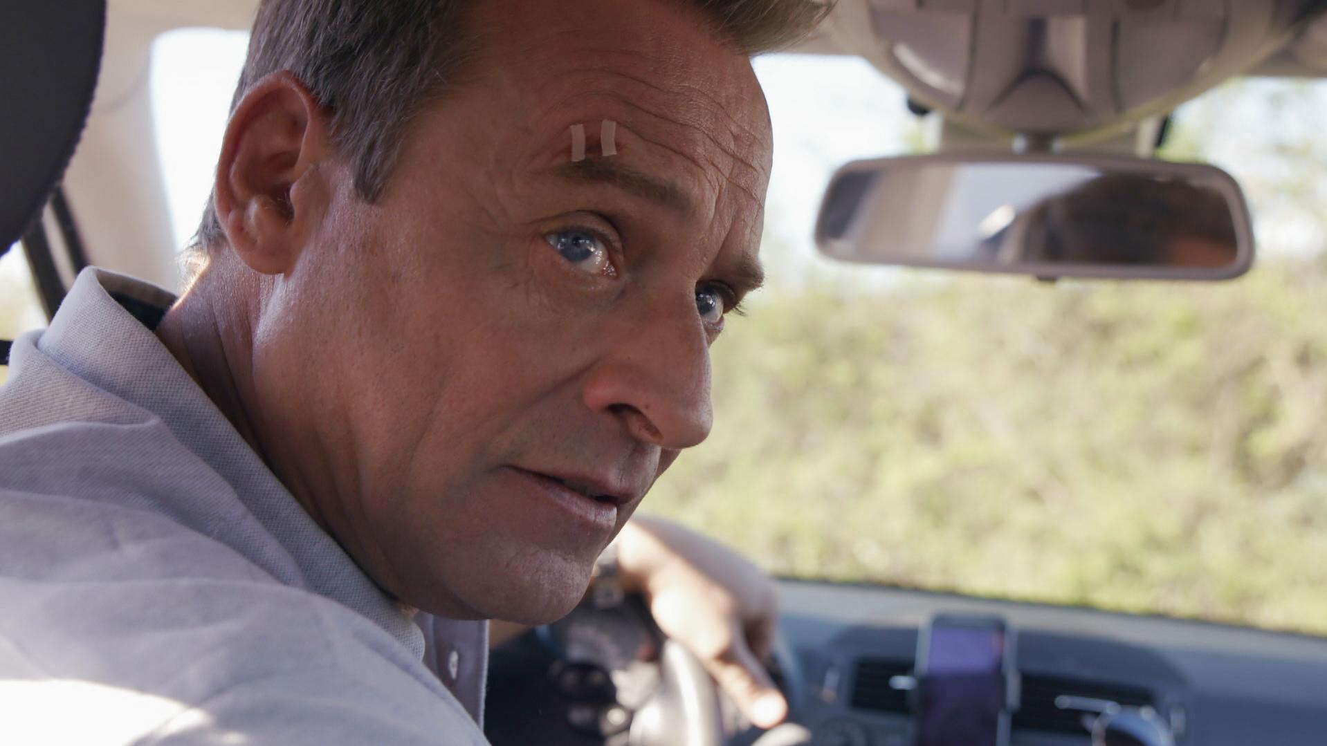 Unter uns: Welchen Plan verfolgt Benedikt? Unter uns: Rufus entdeckt Benedikt in seinem Taxi.