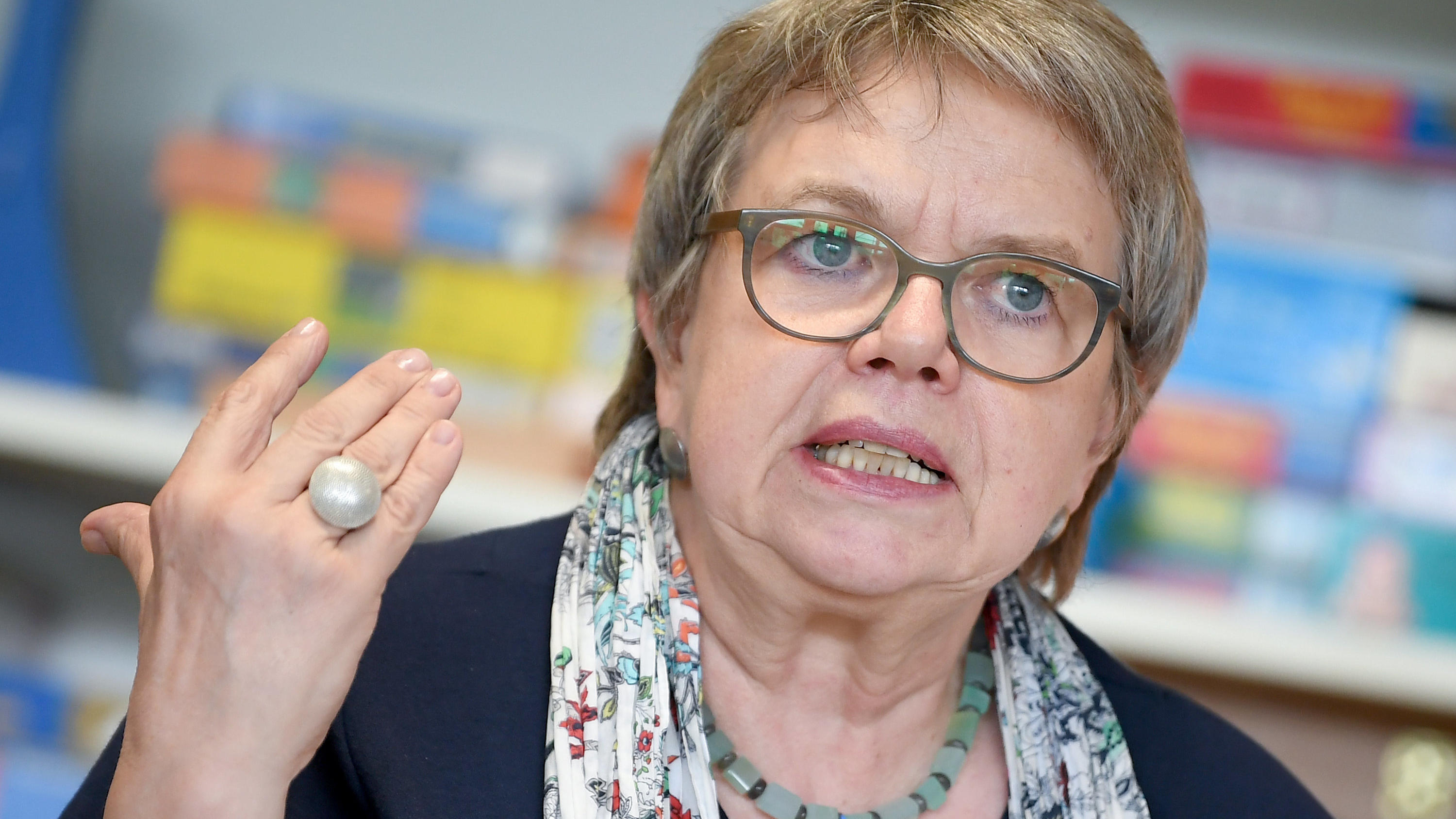 Arbeitslos in die Sommerferien - für Tausende Lehrer immer noch Realität 18.06.2018, Berlin: Marlis Tepe, GEW-Vorsitzende, spricht bei einer Pressekonferenz in der Carlo-Schmid-Oberschule. Die GEW (Gewerkschaft Erziehung und Wissenschaft) möchte auf den schlechten Bauzustand vieler Schulen aufmerksam machen. Foto: Britta