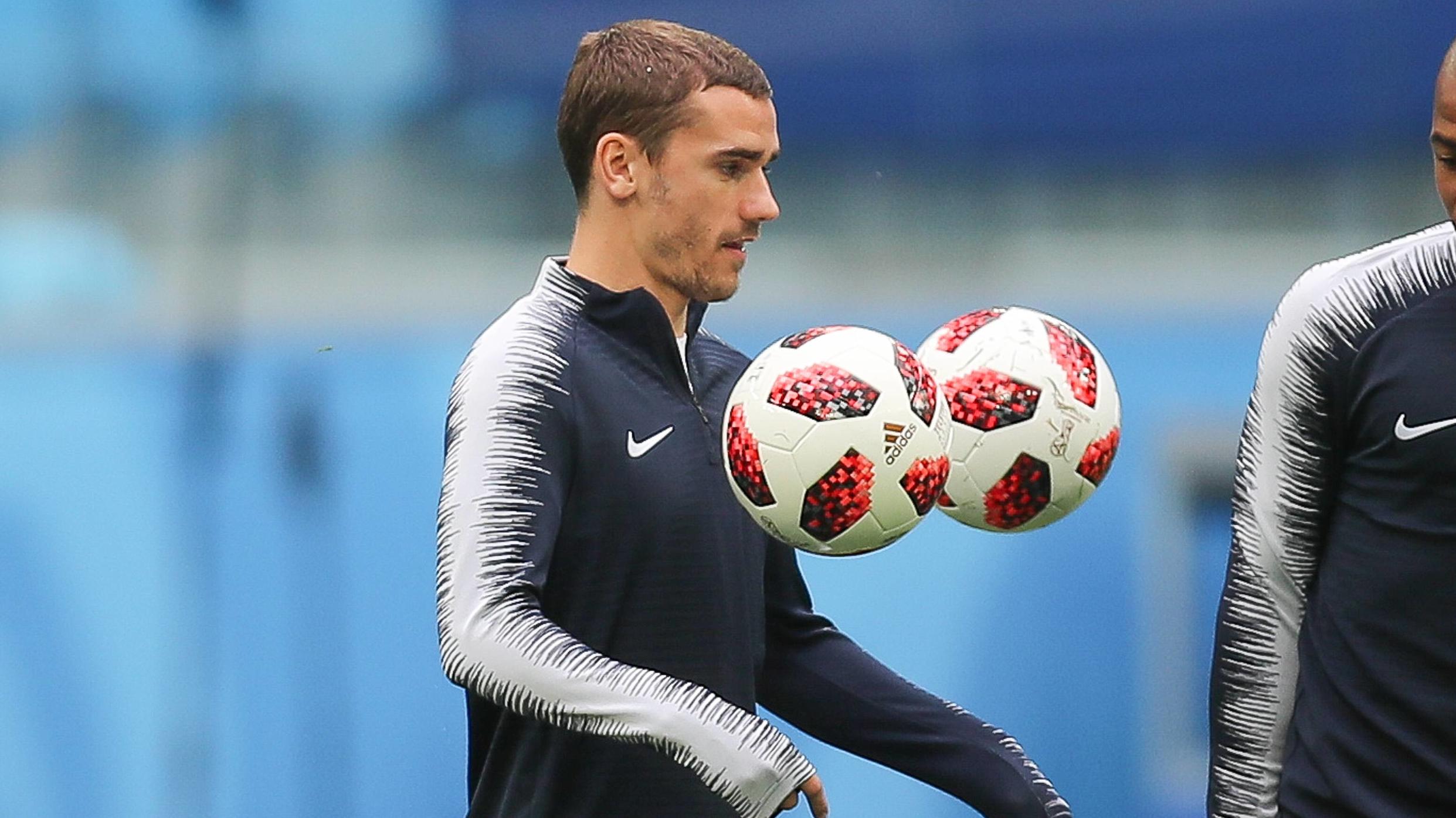 Frankreich, Belgien, Kroatien, England - Wer schafft den Einzug ins WM-Finale? France s Antoine Griezmann and France s Djibril Sidibe pictured during a training session of the French national soccer team Les Bleus , in Saint-Petersburg, Russia, Monday 09 July 2018. The Belgian national soccer team the Red Devils qualified for t