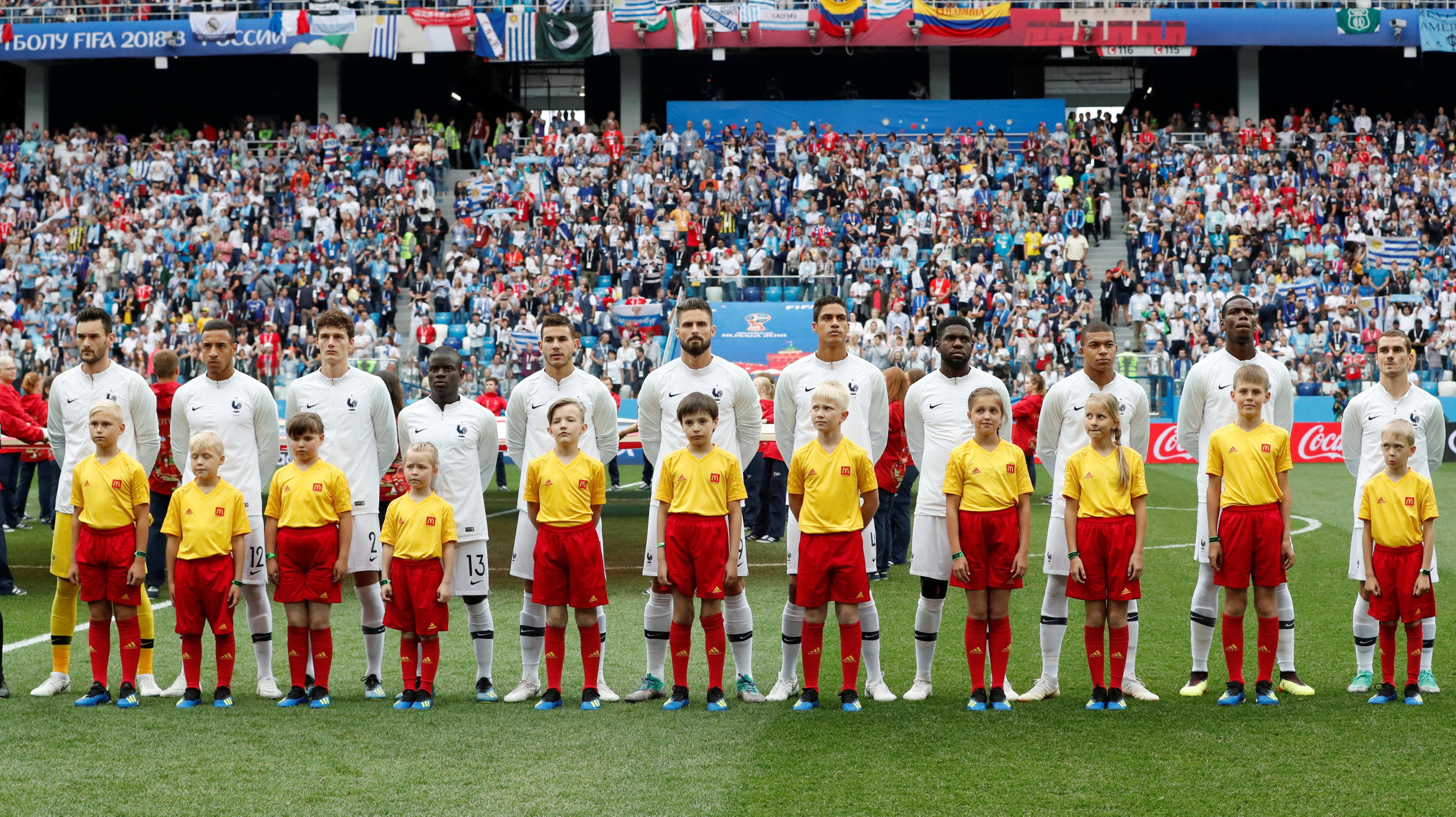 WM 2018: Frankreich gegen Belgien - Das Milliarden-Duell in der Zarenstadt Soccer Football - World Cup - Quarter Final - Uruguay vs France - Nizhny Novgorod Stadium, Nizhny Novgorod, Russia - July 6, 2018 France players line up during the national anthem before the match REUTERS/Grigory Dukor