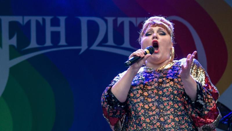 Beth Ditto mit Deutschland-Farben und Regenbogenflagge Beth Ditto