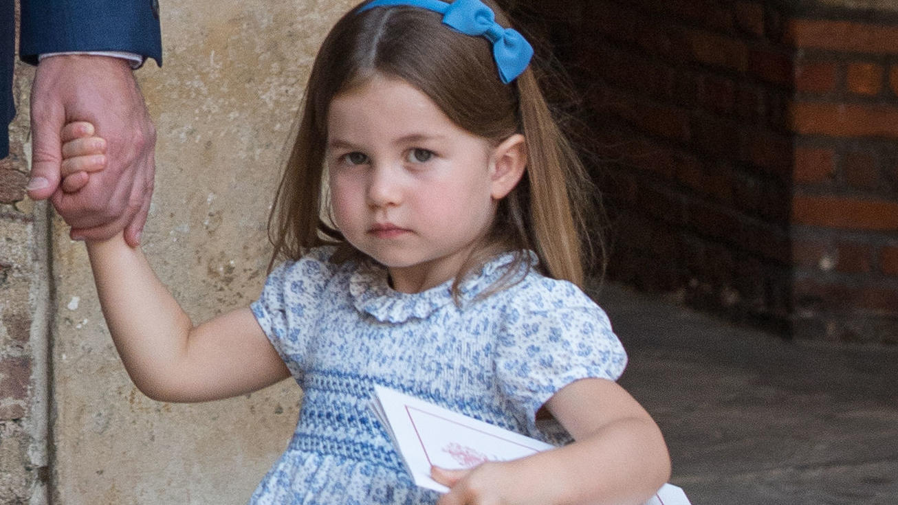 Freche Mini-Prinzessin: Charlotte weist die Fotografen in die Schranken Prinzessin Charlotte bei der Taufe ihres kleinen Bruders Prinz Louis