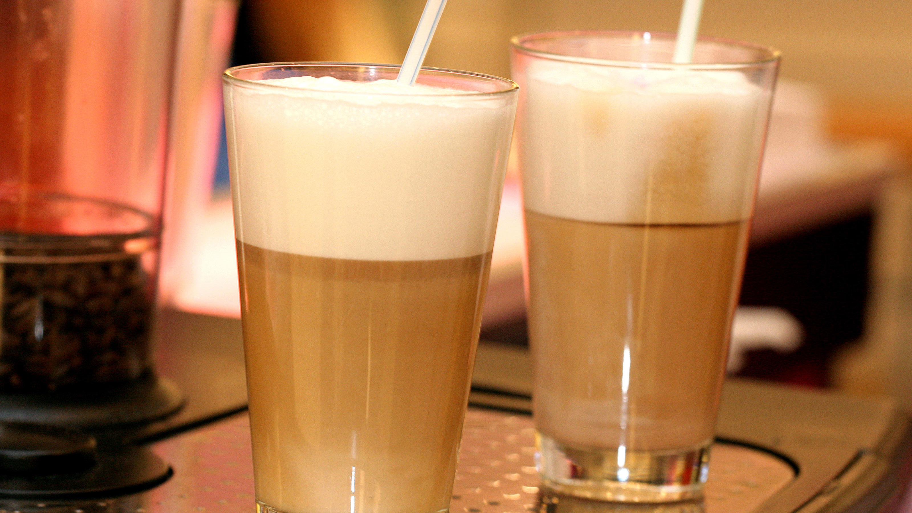 Starbucks schafft Plastik-Trinkhalme ab Latte Macchiato: Geschäumte Milch mit Espresso, aufgenommen am 13.02.2006. Foto: Heiko Wolfraum +++(c) dpa - Report+++