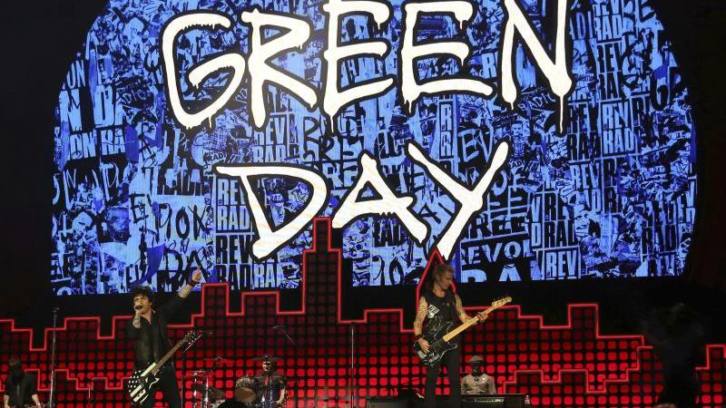 Trump-Besuch bringt Song zurück in britische Charts Punk-Band Green Day