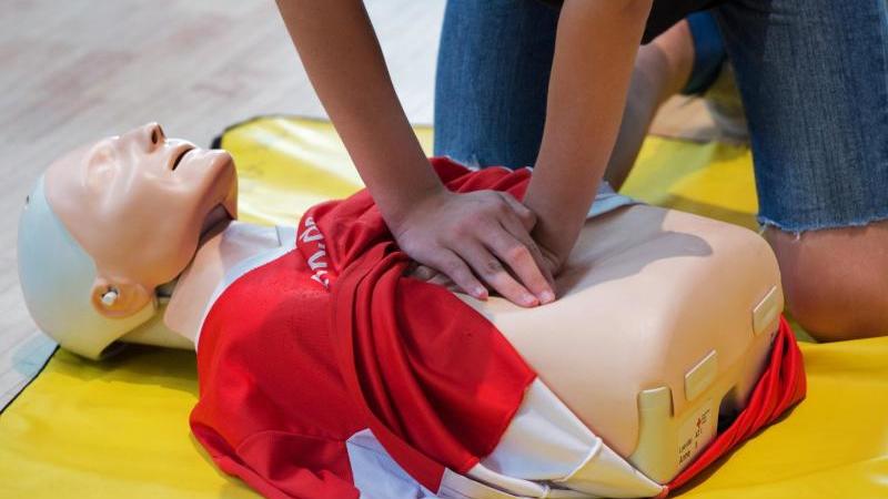 Pilotprojekt für Reanimationskurse an Schulen gestartet Pilotprojekt für Reanimationskurse an Schulen gestartet