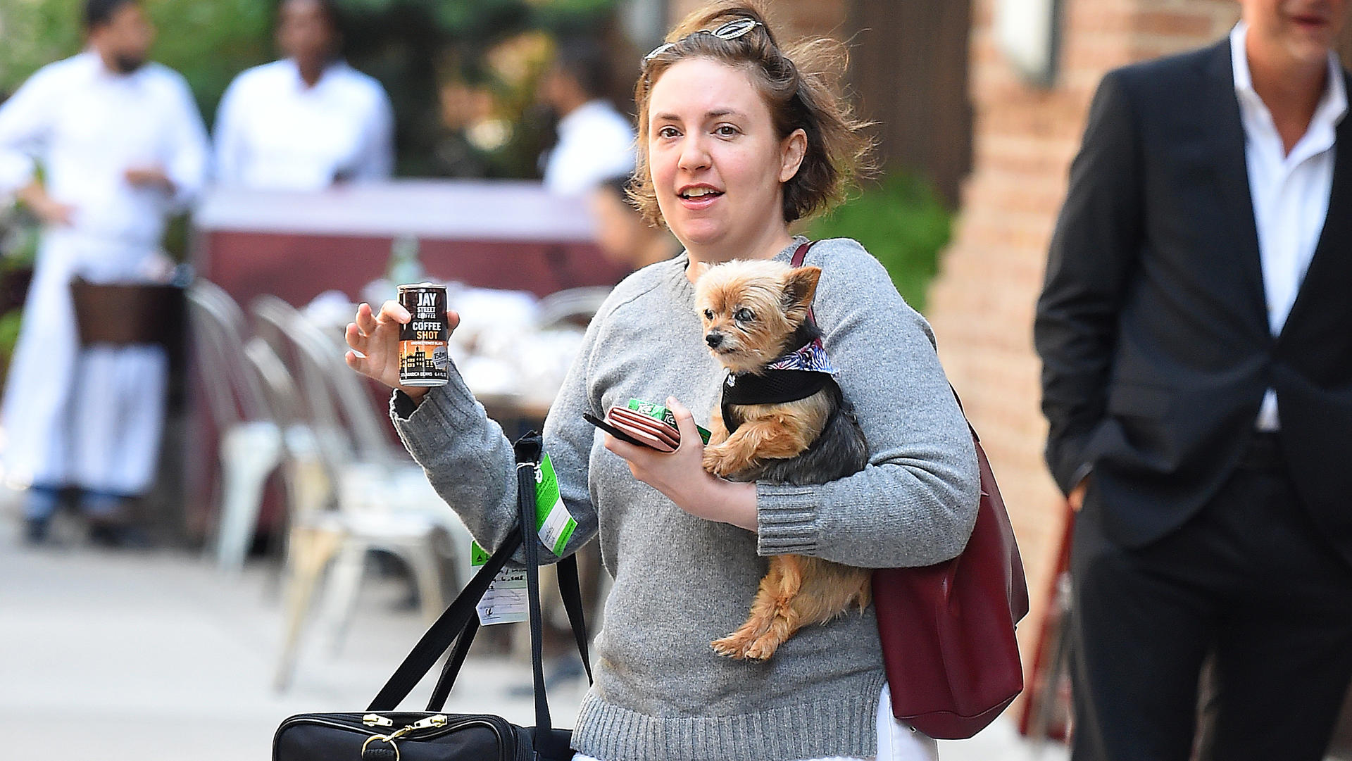 Lena Dunham hat elf Kilo zugenommen und wird dafür übel gemobbt Lena Dunham holds a dog in New York CityPictured: Lena DunhamRef: SPL5008899 090718 NON-EXCLUSIVEPicture by: Robert O'neil / SplashNews.comSplash News and PicturesLos Angeles: 310-821-2666New York: 212-619-2666London: 0207 644 7656Milan: +39 02 4399