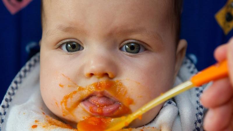 Beikost lässt Babys etwas länger schlummern Babys erster Brei