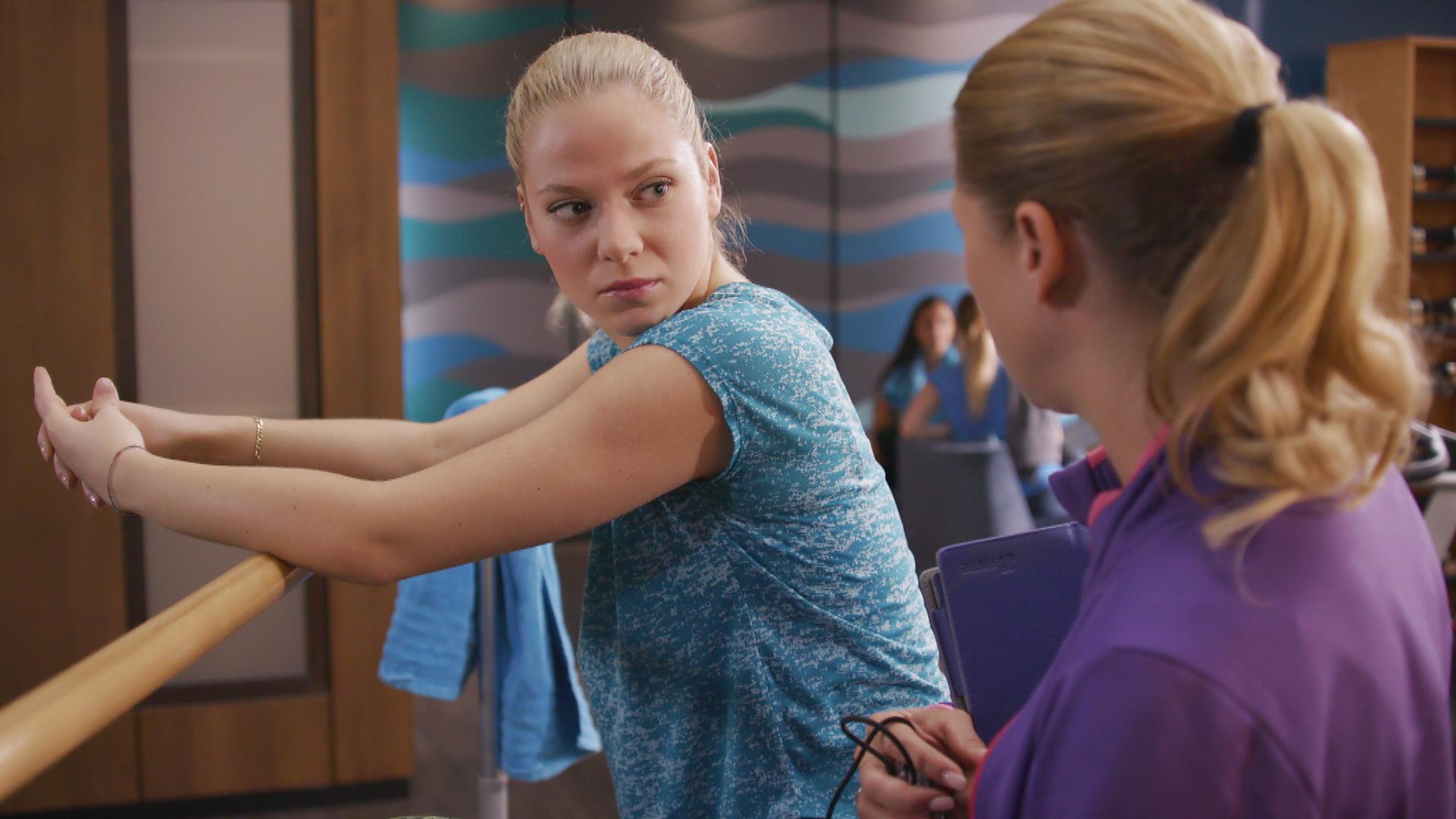 Alles was zählt: Diana ärgert sich über Maries Rolle als Influencerin AWZ: Marie ist beim Training mit Diana unkonzentriert.