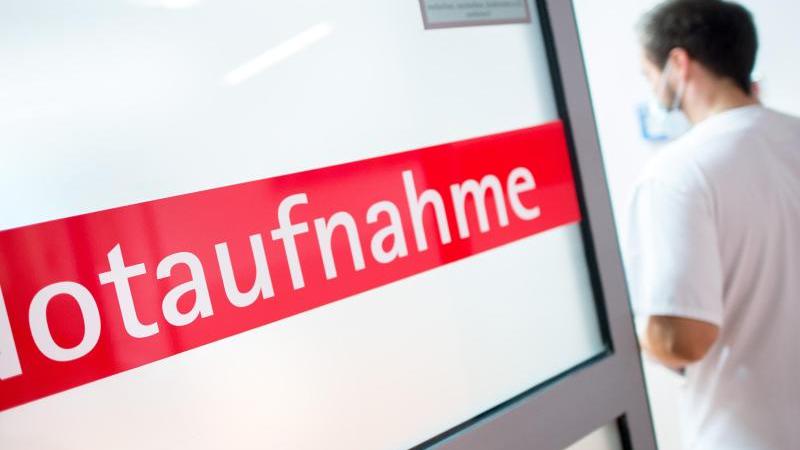 Nur geringer Jobzuwachs im Gesundheitsbereich Ein Krankenpfleger neben einer Glastür "Notaufnahme"