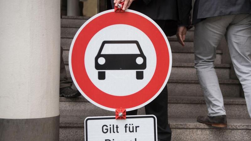 Diesel-Fahrverbote in Stuttgart ab Jahresbeginn 2019 Jürgen Resch mit Schild