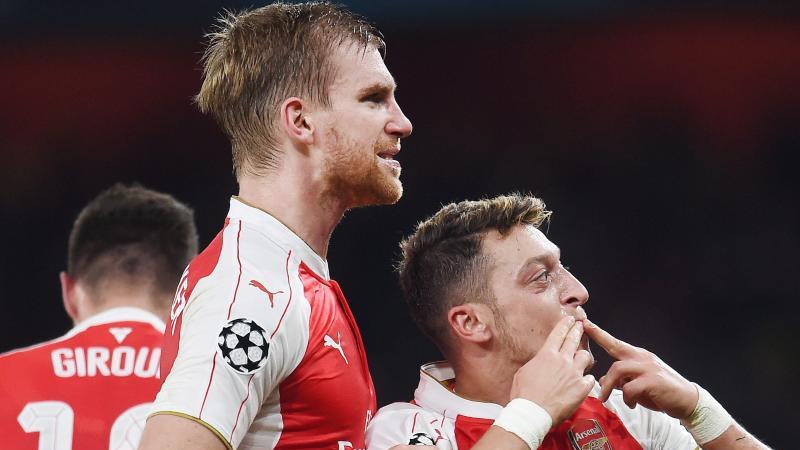 Mertesacker kritisiert Umgang mit Özil Per Mertesacker und Mesut Özil