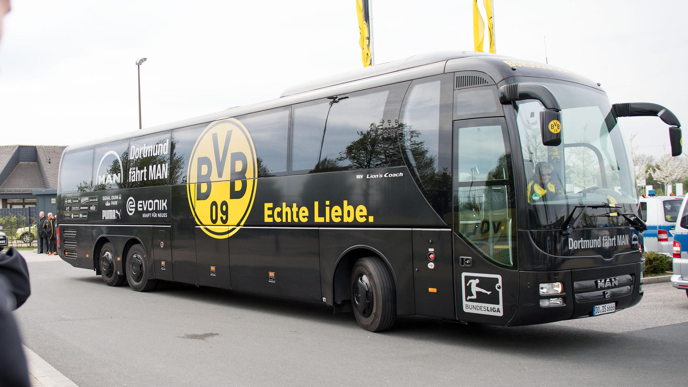 Borussia Dortmund macht den Mannschaftsbus schusssicher dpatopbilder - Ein BVB-Mannschaftsbus fährt am 12.04.2017 auf das Trainingsgelände von Borussia Dortmund in Dortmund (Nordrhein-Westfalen). Am Vorabend (11.04.) explodierten neben dem Mannschaftsbus der Fußballmannschaft von Borussia Dortmund drei Sp