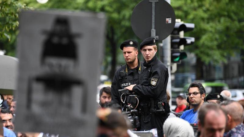 Rangeleien mit Demonstranten nach Ende von NSU-Prozess Demo nach NSU-Urteil
