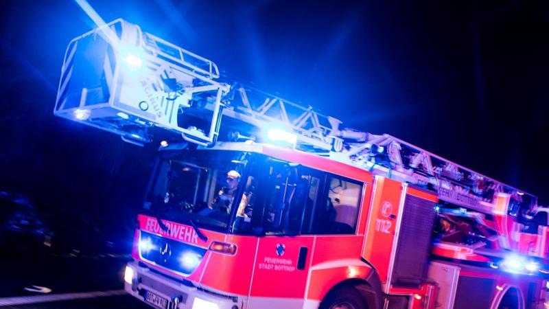 Zehn Leichtverletzte bei Brand in Stuttgarter Wohnhaus Feuerwehr mit Blaulicht