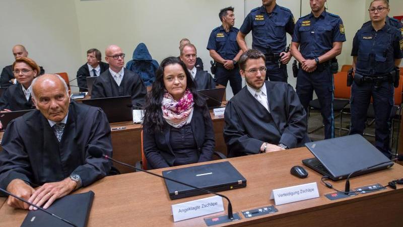NSU-Prozess endet mit hohen Strafen Zschäpe mit Verteidigern
