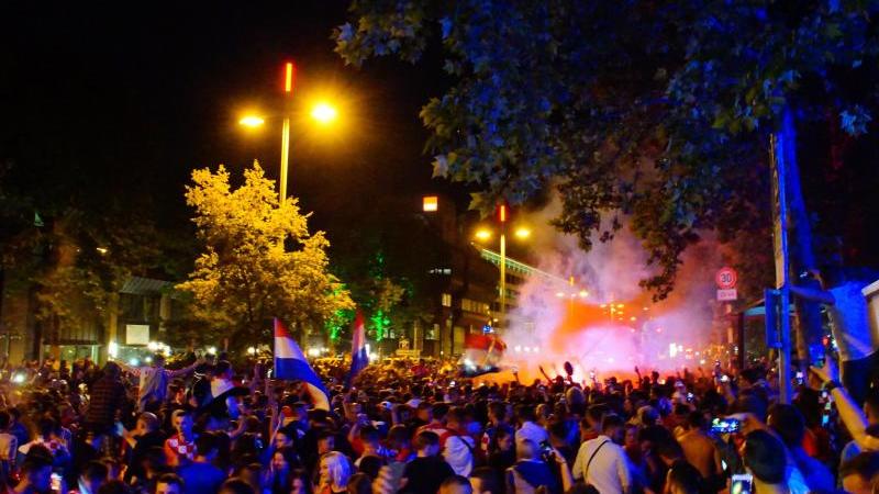 Tausende Fans feiern Kroatiens Finaleinzug im Südwesten Fans von Kroatien in Stuttgart