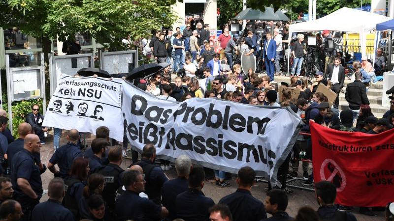 NSU-Urteil gesprochen, viele Fragen offen Demonstration vor dem Oberlandesgericht in München