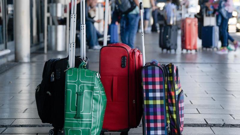 Drastische Zunahme der Beschwerden über Flugreisen Fluggäste vor dem Helmut-Schmidt-Airport