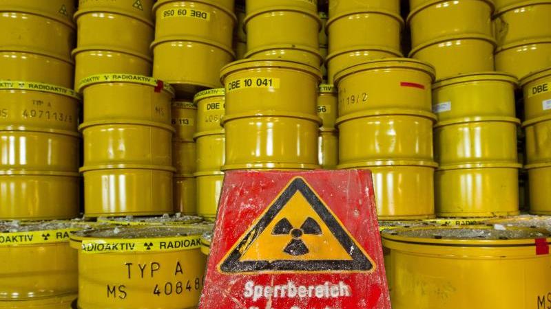 Atommüllfässer werden in NRW für Endlagerung vorbereitet Gelbe Fässer für Atommüll stehen in einem Endlager