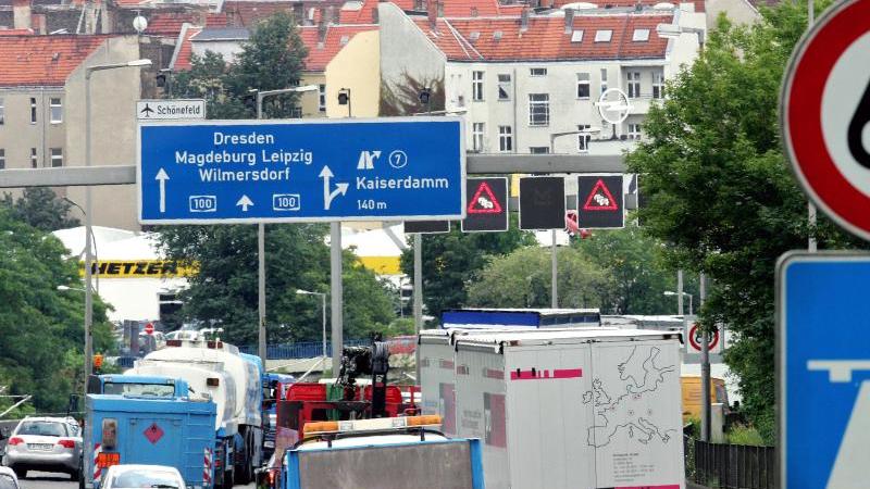 Sperrung der Autobahn 100 am Kaiserdamm aufgehoben Die Autobahn 100 in Höhe Ausfahrt Kaiserdamm