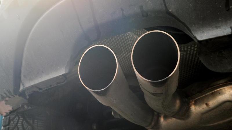 Rätselraten über Kontrolle von Diesel-Fahrverboten Auspuffrohre eines Diesel-Pkw