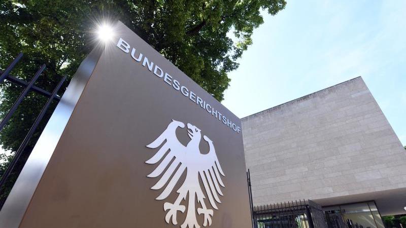 BGH-Urteil: Eltern erben Facebook-Konto der toten Tochter Eine Hinweistafel vor dem Bundesgerichtshof