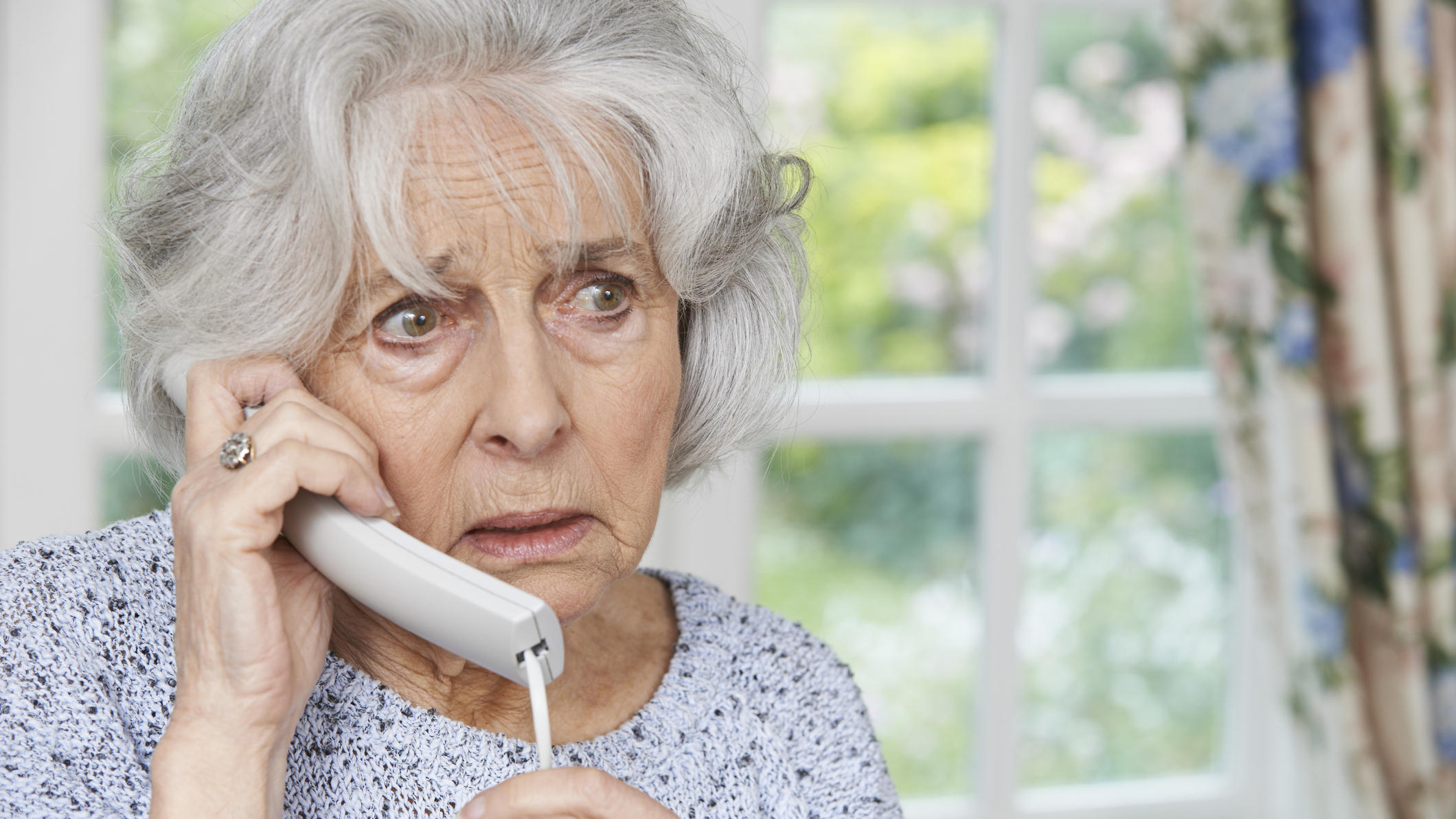 Bundesversicherungsamt erhebt Vorwürfe gegen gesetzliche Krankenkassen – so wehren Sie sich gegen die Tricks Ältere Frau am Telefon.