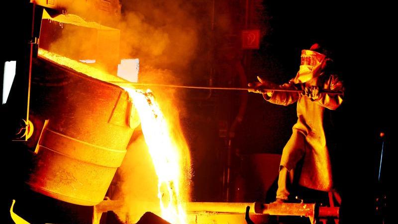 Preisabsprachen bei Edelstahl: Millionen-Bußgeld verhängt Ein Arbeiter in einer Edelstahl-Gießerei