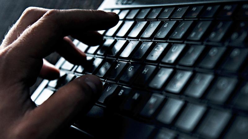 Betrüger wollen mit falschen Mails Kontodaten klauen Ein Mann tippt in eine Tastatur