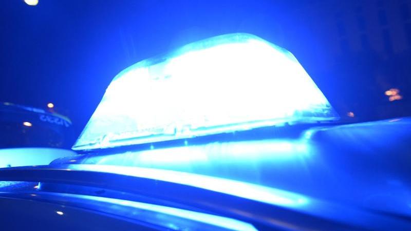 Scheiben von Banken beschädigt: Linke Parolen gesprüht Blaulicht eines Polizeifahrzeuges