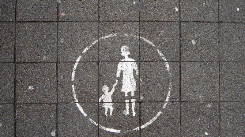 Jugendämter überprüfen häufiger Gefährdung von Kindern Hinweisschild für Fußgängerzone