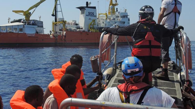 Landtag lobt ehrenamtliche Seenotretter im Mittelmeer Seenot-Retter auf dem Meer