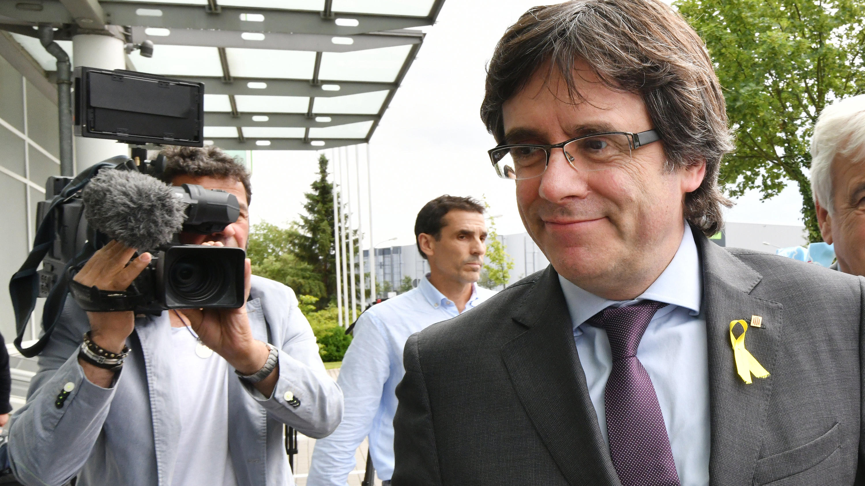 OLG Schleswig: Carles Puigdemont darf an Spanien ausgeliefert werden 21.06.2018, Brandenburg, Schönefeld: Carles Puigdemont, ehemaliger Präsident der spanischen Region Katalonien, kommt in eine Hotel am Stadtrand. Er will sich mit Torra, dem Regionalpräsident von Katalonien, treffen. Foto: Bernd Settnik/dpa-Zentralbil