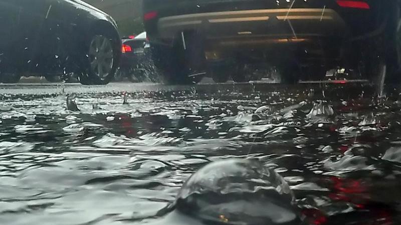 Starkregen sorgt für Verkehrschaos auf Berliner Autobahn Wetter in Berlin