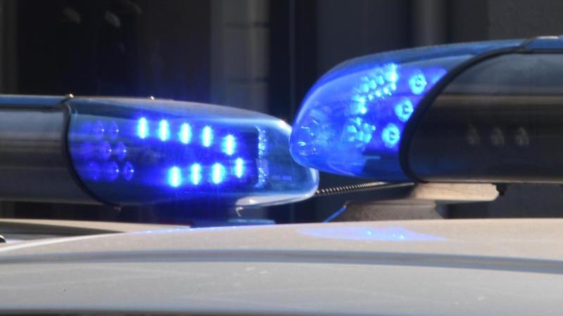 25-Jährige in Leipzig sexuell belästigt und geschlagen Polizei mit Blaulicht