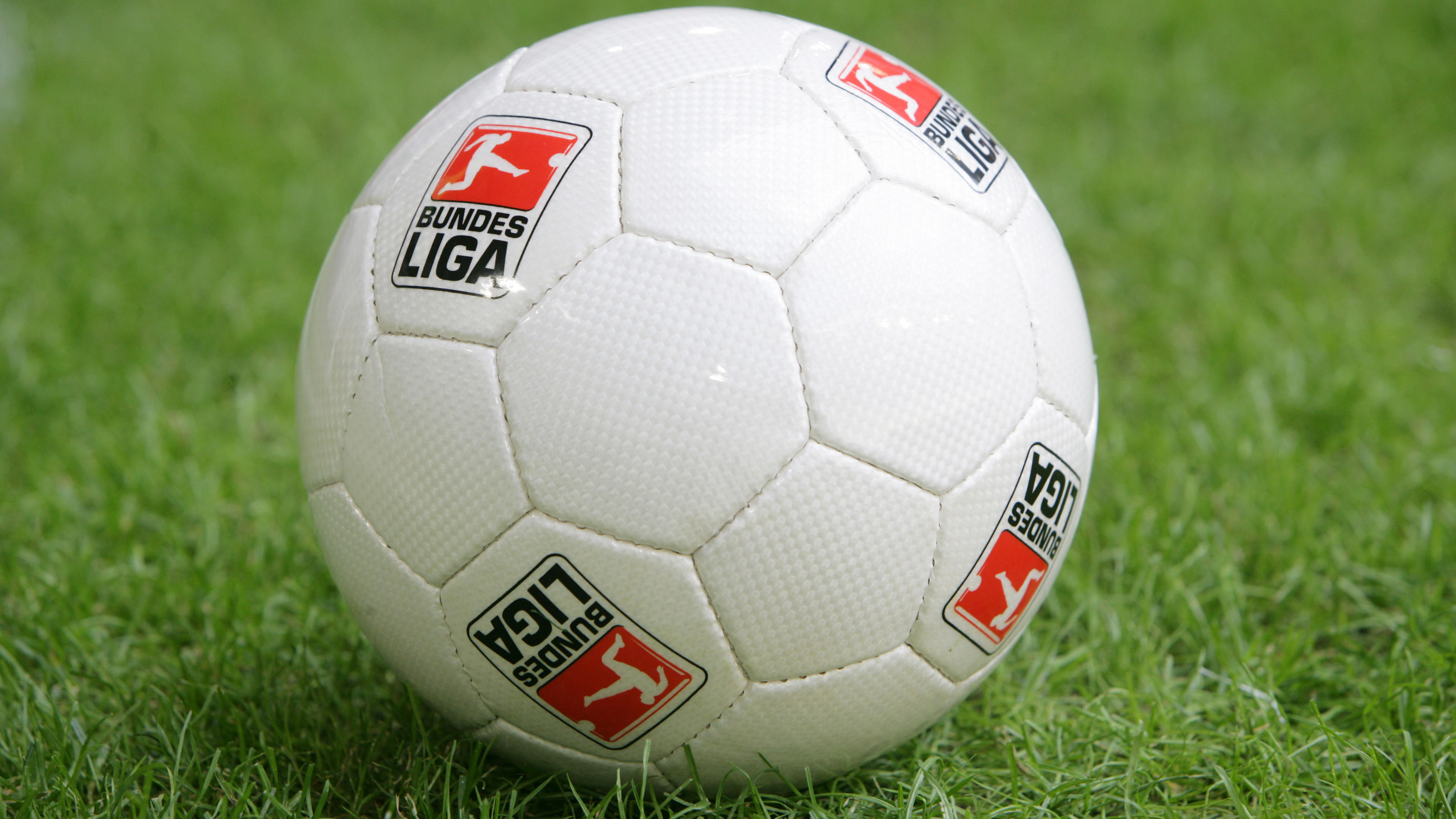 Causa Ronaldo: Der Bundesliga droht die Bedeutungslosigkeit Ligapokal, am Samstag (21.07.2007) in der LTU-Arena in Düsseldorf. Ein Fußball mit dem DFL- Logo (Deutsche Fußball Liga ) liegen auf dem Rasen. Foto: Rolf Vennenbernd dpa +++(c) dpa - Report+++