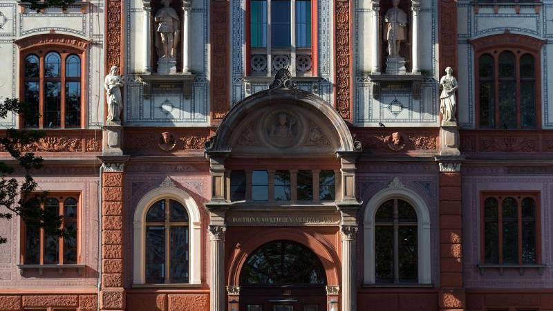 Gründungsurkunde der Uni Rostock noch bis Samstag zu sehen Hauptgebäude der Universität Rostock