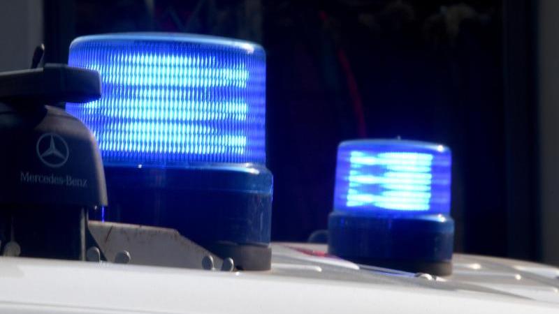 Verdächtige nach Messerangriff bleiben auf freiem Fuß Polizei mit Blaulicht