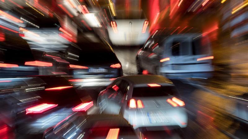 A2 nach Unfall gesperrt: Fahrer müssen im Stau übernachten Stau