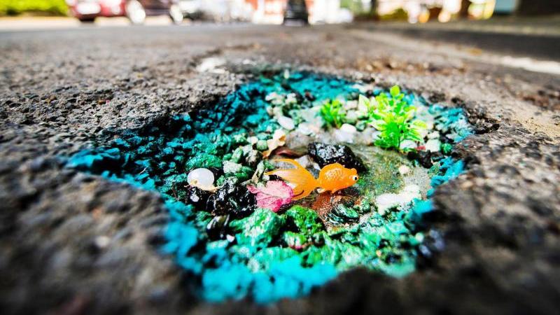 Autofahrer rettet "schönstes Schlagloch in NRW" Kunst im Schlagloch