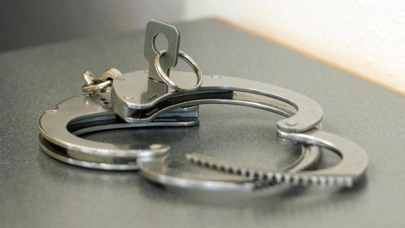 Prozess um Auto-Attacke: Haft und Psychiatrie-Unterbringung Handschellen