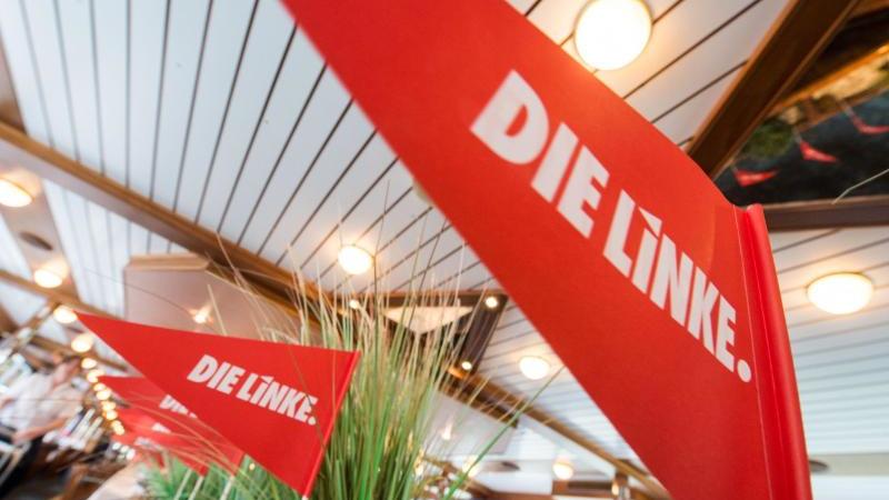 Ärger bei Saar-Linken: Drei Rücktritte aus Landesvorstand Fähnchen der Partei "Die Linke"