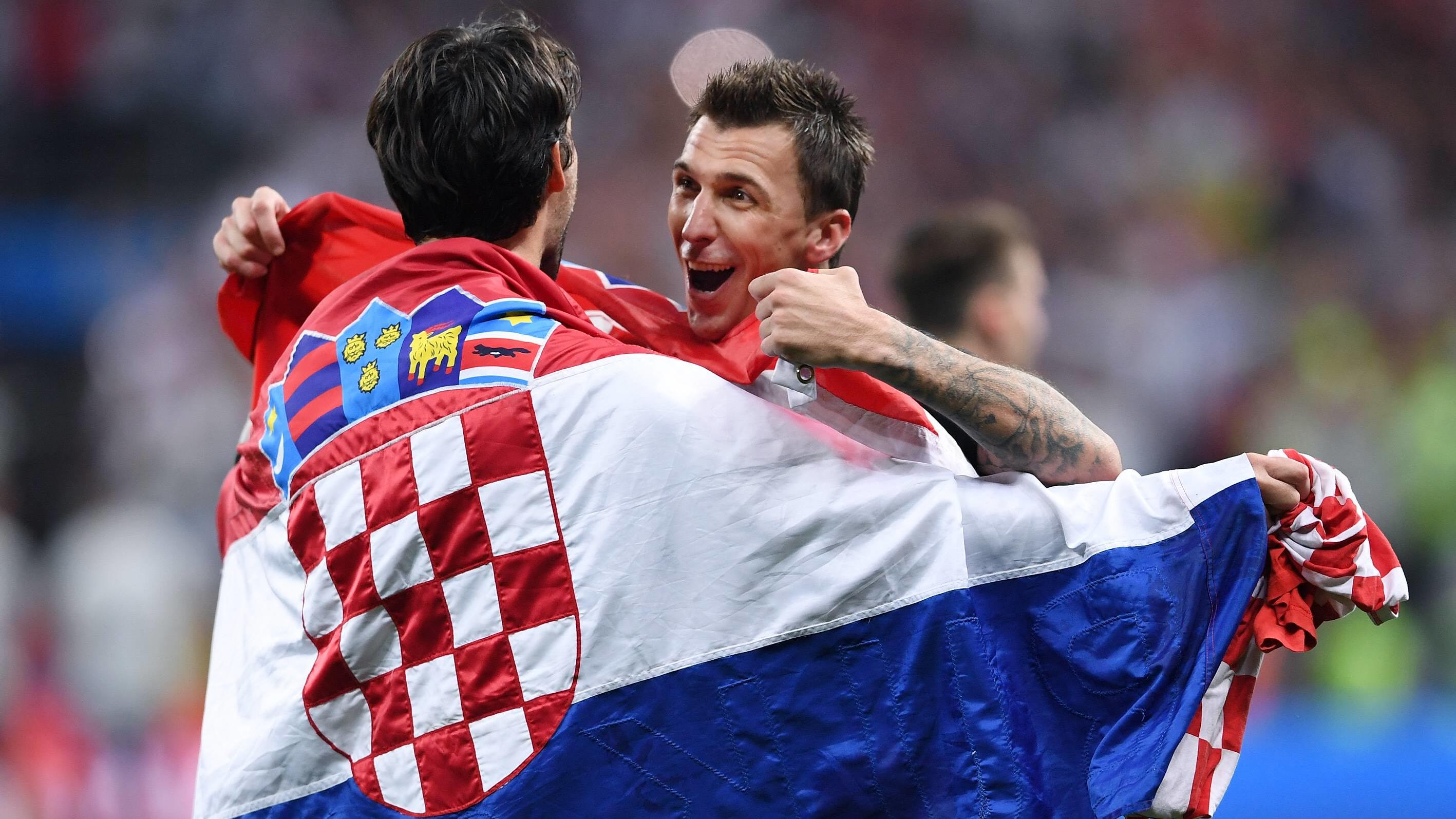 WM 2018: Kroatische Feierbiester erobern nach Triumph über England das Netz FUSSBALL WM 2018 Halbfinale 11.07.2018 Kroatien - England JUBEL Kroatien; Torschuetze zum 2-1 Siegtreffer, Mario Mandzukic (re) umarmt Vedran Corluka mit CRO Flagge nach dem Spiel *** FIFA World Cup 2018 Semi-finals 11 07 2018 Croatia England JUBEL C