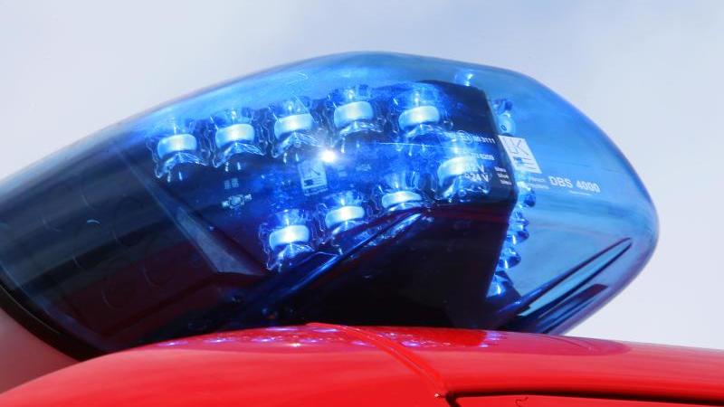 Autowerkstatt in der Pfalz brennt aus Ein Blaulicht der Feuerwehr