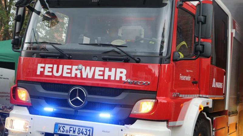 Hoher Sachschaden nach Brand eines Doppelhauses in Gernsbach Feuerwehrauto